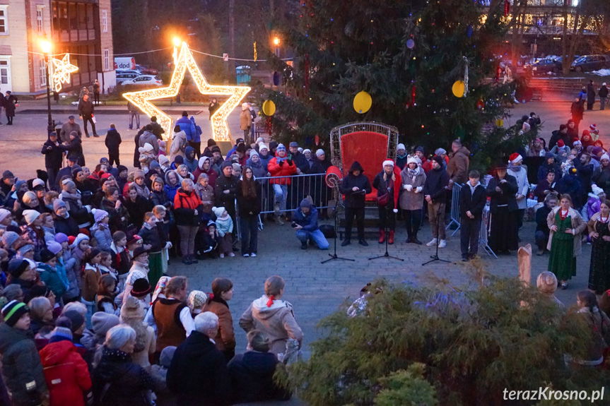 Choinka rozbłysła w Iwoniczu-Zdroju podczas wizyty Mikołaja