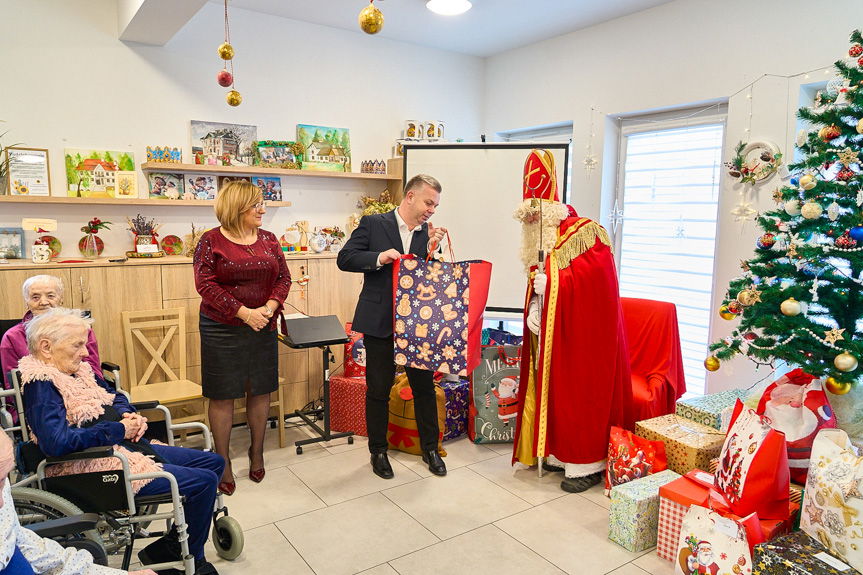 Paczki pełne marzeń trafiły do seniorów