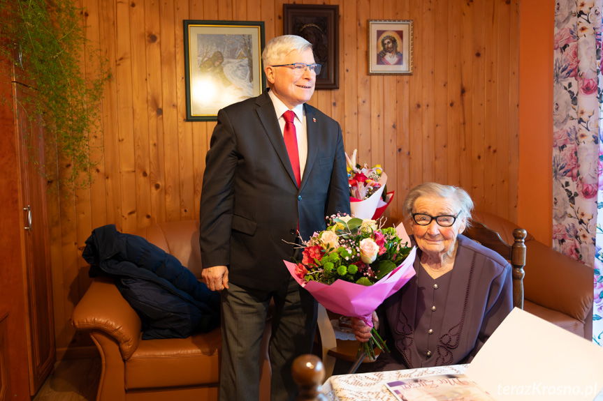 Tort, kwiaty i prezydent z życzeniami. Setne urodziny Pani Marii