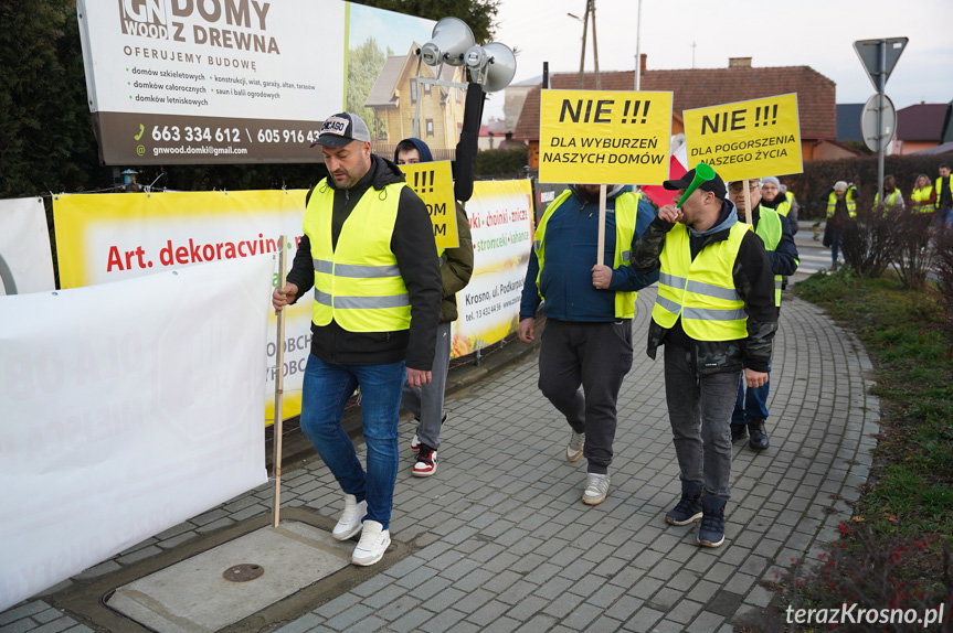 Nie chcą drogi przez swoje podwórka. Mieszkańcy Zalesia wyszli na ulicę