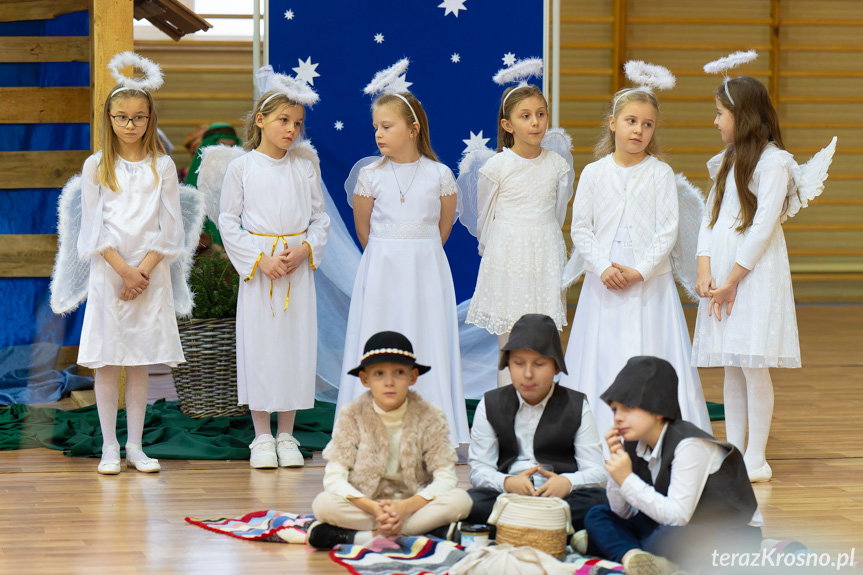 Magia świąt w wykonaniu najmłodszych artystów ze Świerzowej Polskiej [ZDJĘCIA]