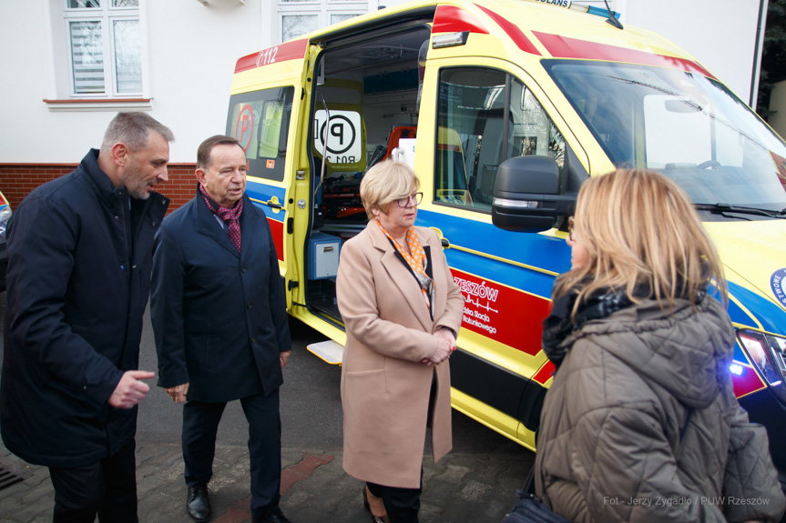 Defibrylatory, respiratory i nowoczesne karetki dla ratowników