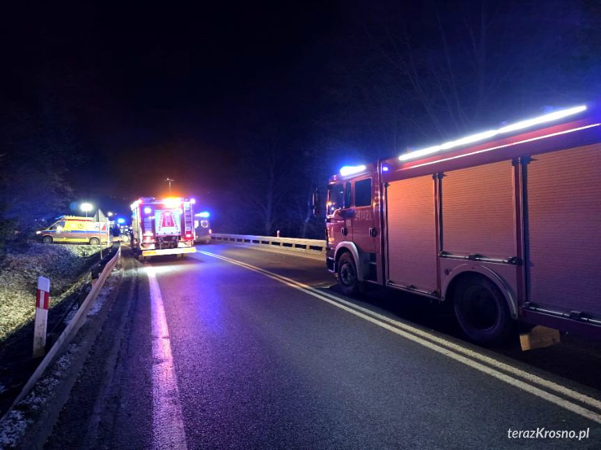 Czołowe zderzenie samochodów na DK19