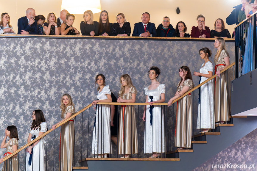 Studniówka godna Kopernika. Maturzyści zatańczyli poloneza w pałacu [ZDJĘCIA]