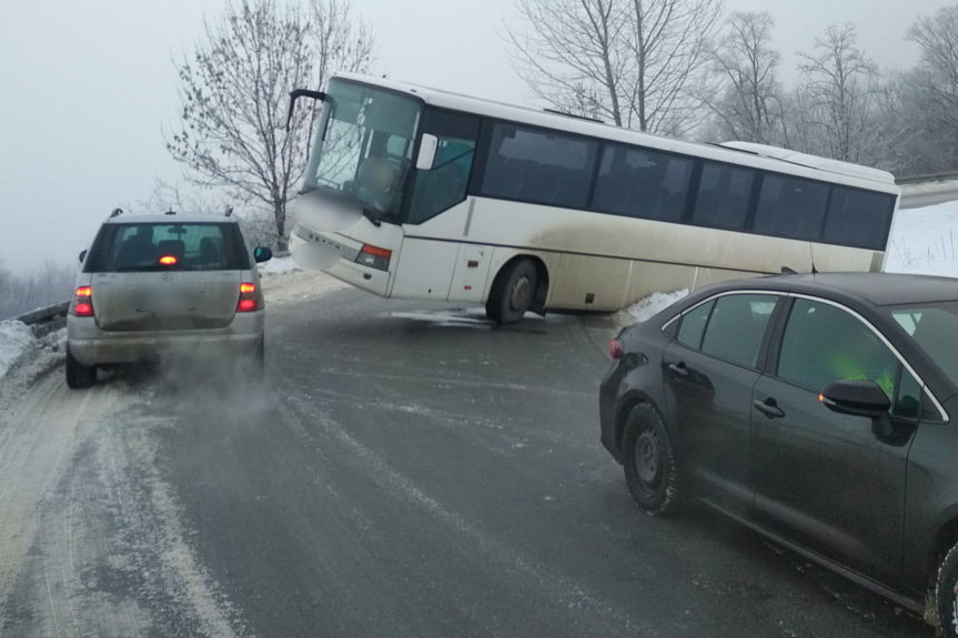 Zdarzenie drogowe autobusu na krętym odcinku w Izdebkach