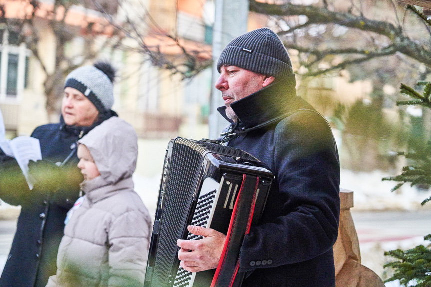 Wspólne kolędowanie przy szopce