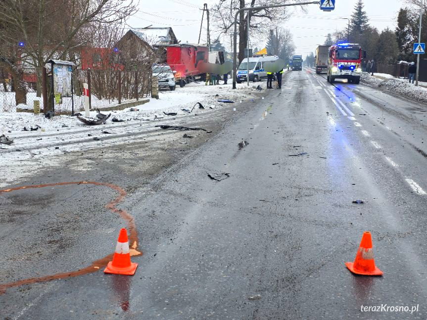Poważny wypadek na DK73 w Jaśle. Ciężarówka uderzyła w budynek
