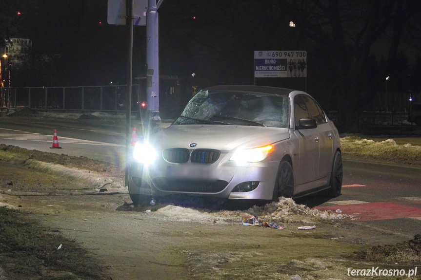 Młody kierowca nie opanował BMW. Pasażerka trafiła do szpitala