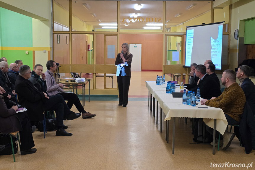 "Monstrum" na zielonych płucach Krosna. Mieszkańcy walczą z masztem 5G
