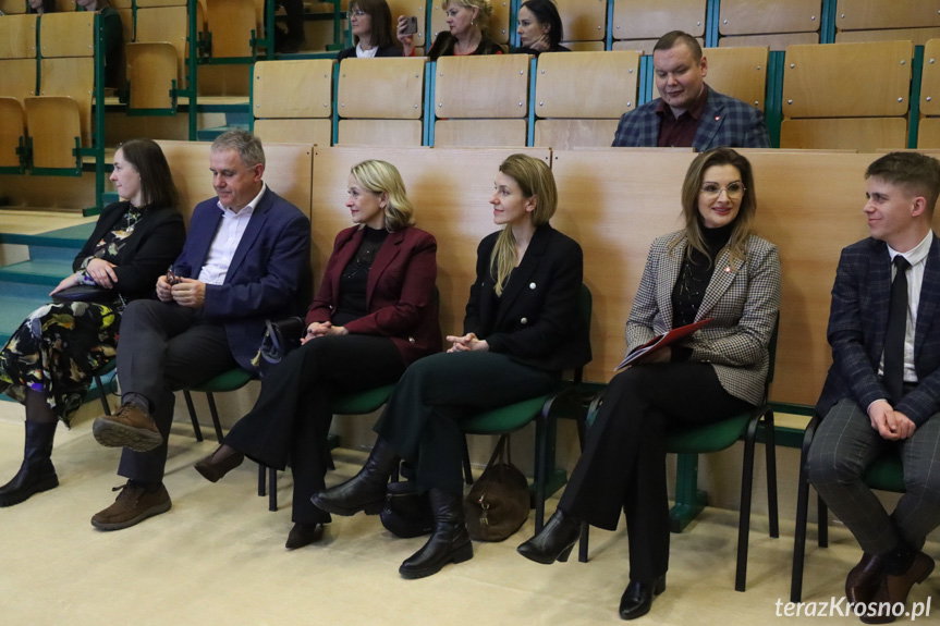 Zagrożenia XXI wieku. Jak chronić nasze dzieci? Konferencja w PANS w Krośnie