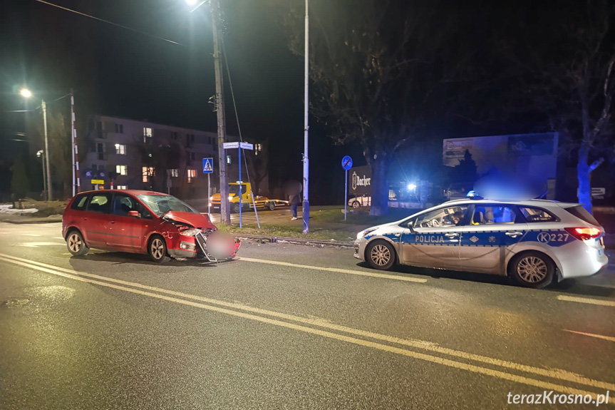 Zderzenie dwóch samochodów na skrzyżowaniu