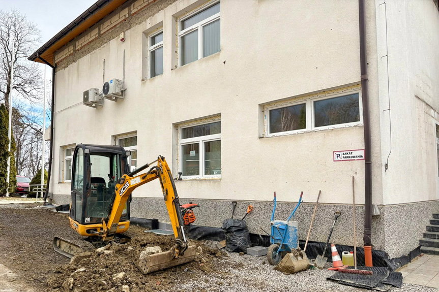 Budynek z przychodnią i ośrodkiem pomocy przechodzi gruntowną modernizację