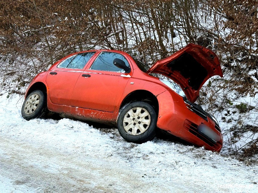 Nissan w rowie. Kolizja drogowa w Lubatówce