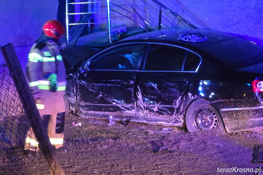 Nie pokonał łuku i wjechał w budynek. Nocne zdarzenie w Krośnie