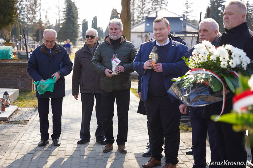 Kwiaty i znicze przy obelisku Żołnierzy Wyklętych