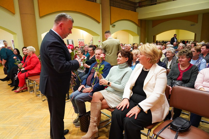 Koncert, wystawa i kwiaty dla pań. Dzień Kobiet w Jedliczu