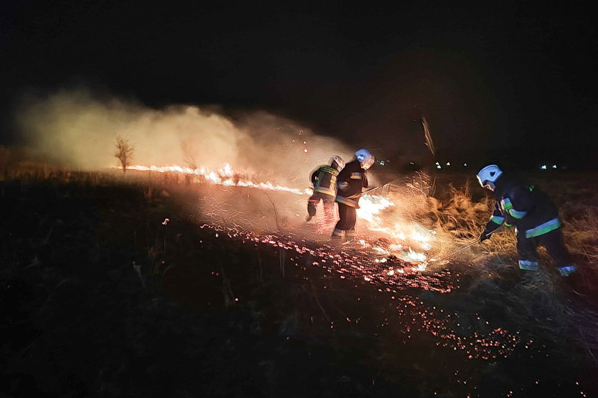 Strażacy interweniują niemal codziennie przy pożarach traw