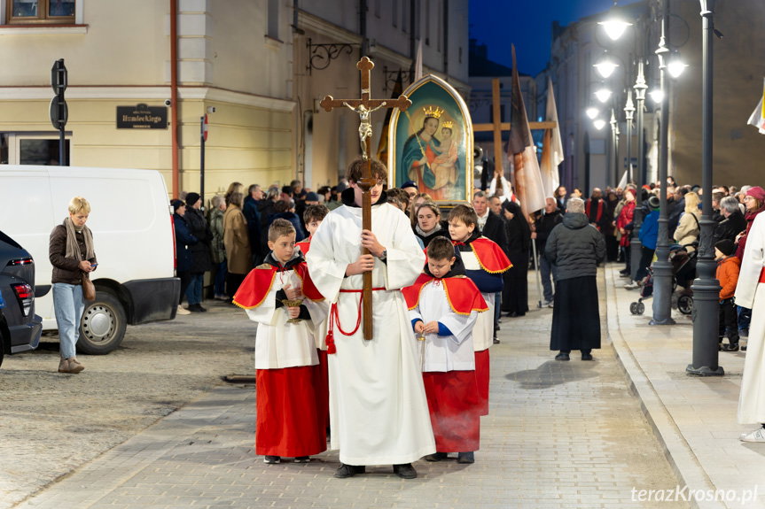 Droga Krzyżowa przeszła ulicami Krosna [ZDJĘCIA]
