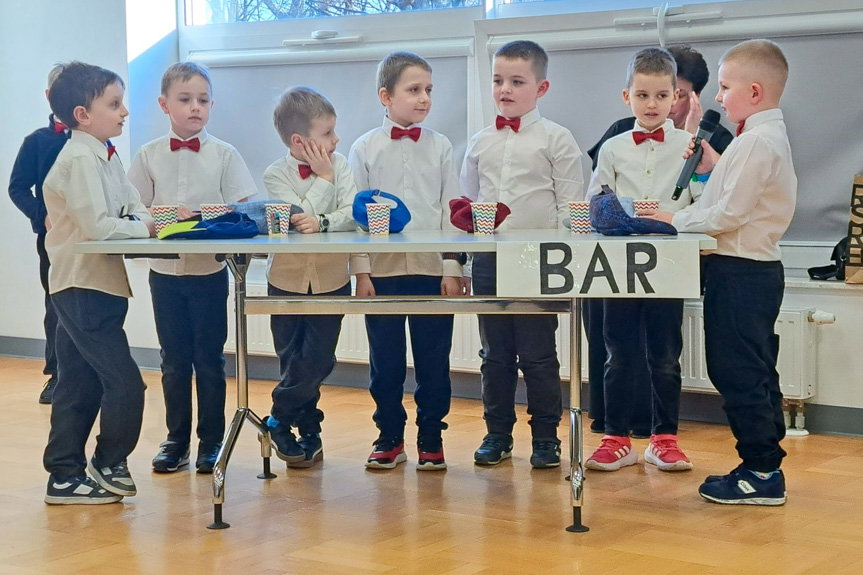 Róże od burmistrza i drewniane kwiatuszki od chłopców - Dzień Kobiet w Klubie Seniora