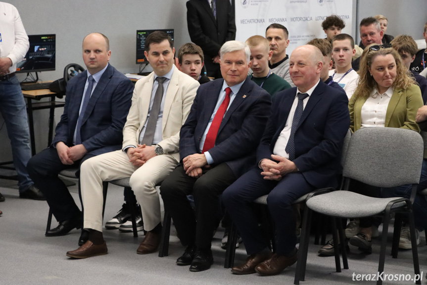 Rywalizacja o cenne nagrody i punkty. Ósmoklasiści z regionu opanowali krośnieński Mechanik
