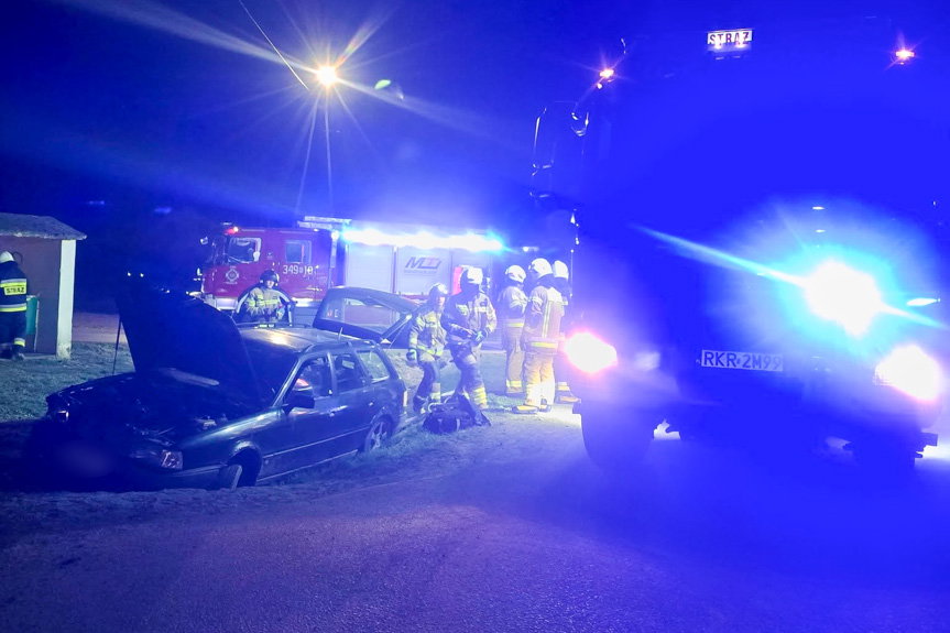 Kierujący Audi zakończył jazdę w rowie