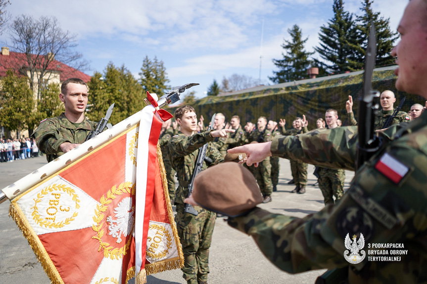 Od szkolenia do służby. Nowi żołnierze WOT złożyli przysięgę
