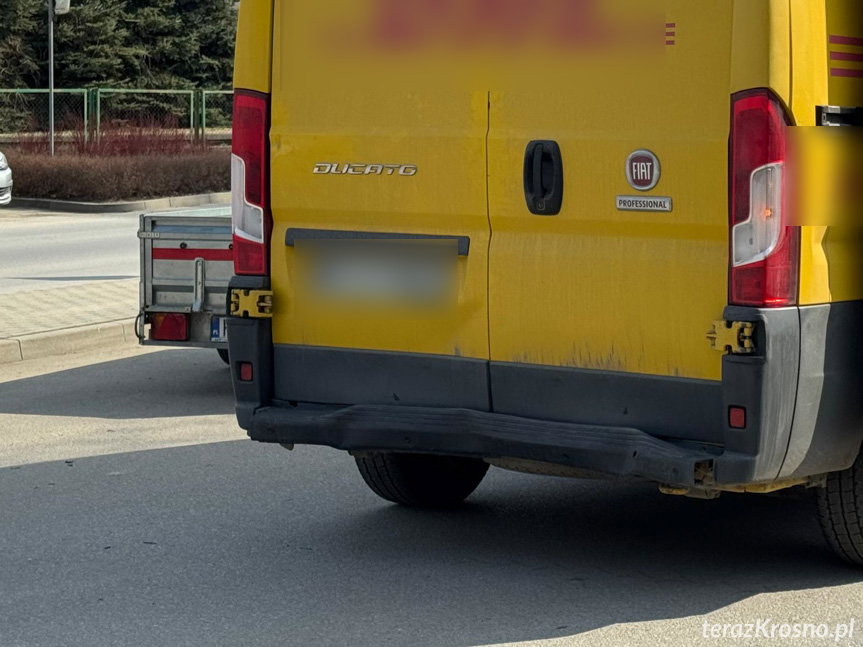 Jeden błąd 72-latka, trzy uszkodzone samochody na ulicy Decowskiego