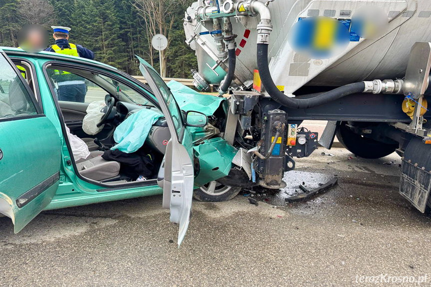 Kompletnie rozbity Nissan na DK19. Groźna kolizja w Komborni