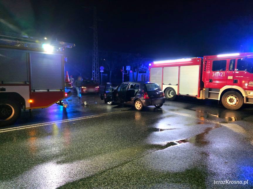Dwa rozbite auta i zablokowane skrzyżowanie. Nocne zdarzenie w Krośnie