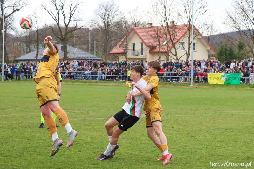 Iwonka Iwonicz - Brzozovia Brzozów: złoty gol Jakuba Zimy w meczu na szczycie [ZDJĘCIA]