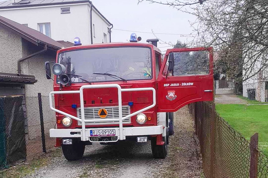 Płomienie na ulicy Granicznej w Jaśle. Samochód spłonął niemal doszczętnie