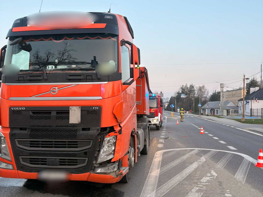 Wypadek z udziałem auta osobowego i ciężarówki w Skołyszynie