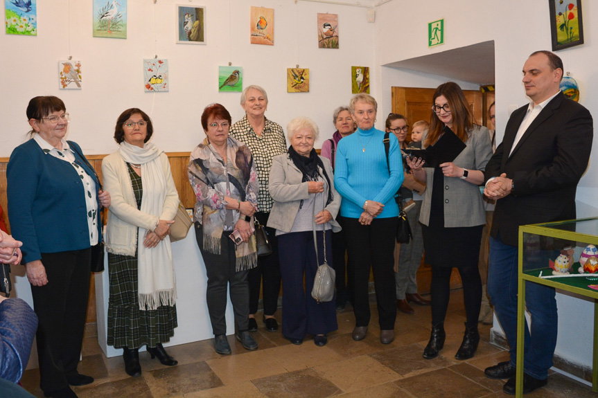 Seniorzy prezentują swoje prace rękodzielnicze
