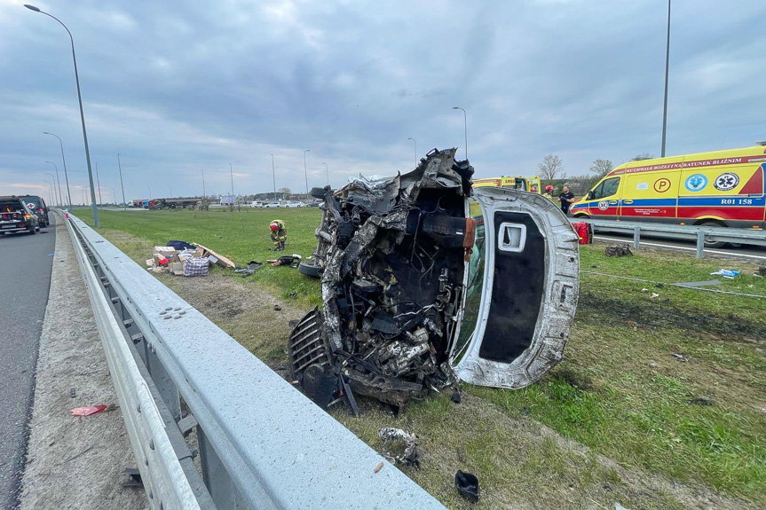 Bus rozbił się o bariery na A4. Na pomoc ruszyli żołnierze