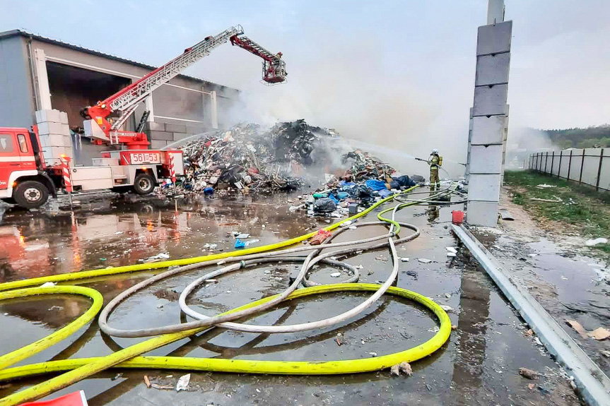 Ogromny pożar sortowni odpadów w Strzyżowie
