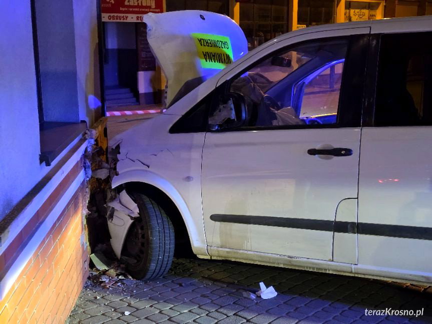 Jedlicze. Uderzył w ogrodzenie, samochód i urząd