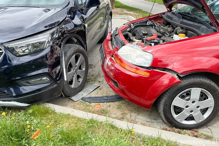 BMW i Chevrolet zderzyły się na skrzyżowaniu - uszkodzony także Opel