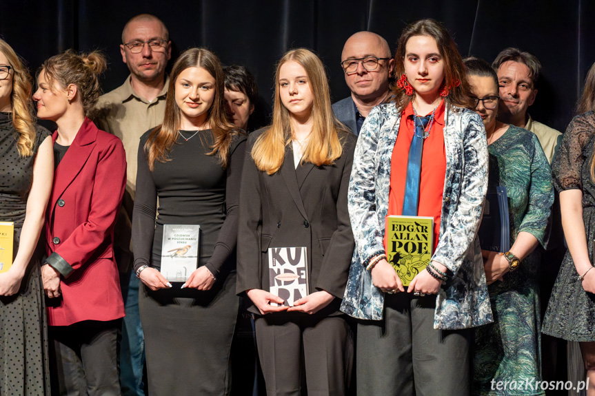 "Wszystko jest w waszych rękach". II LO w Krośnie pożegnało maturzystów