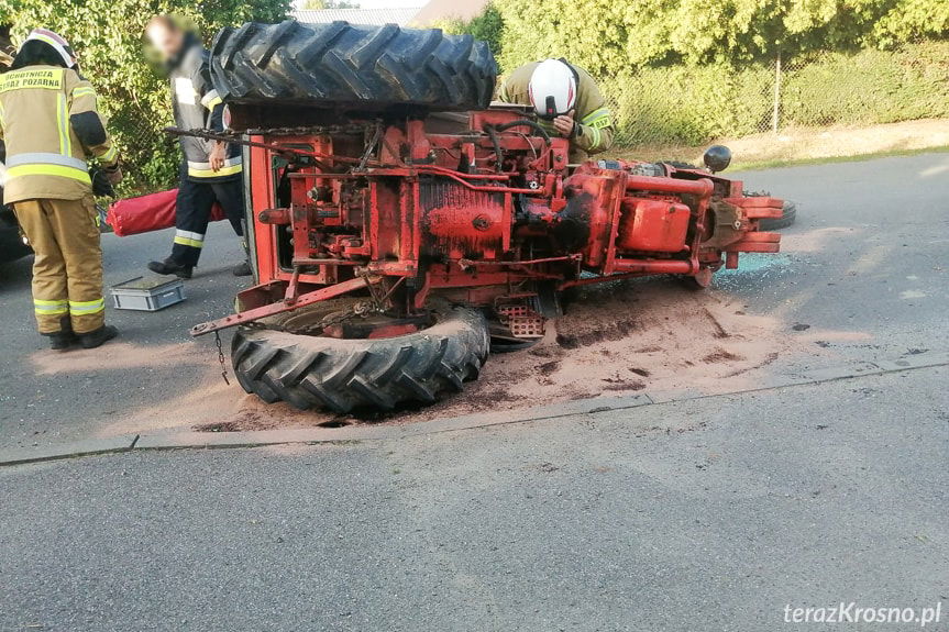 Wypadek w Haczowie, zderzenie osobówki z ciągnikiem rolniczym