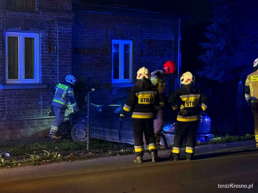 Iwonicz: kierująca autem wbiła się w ścianę budynku