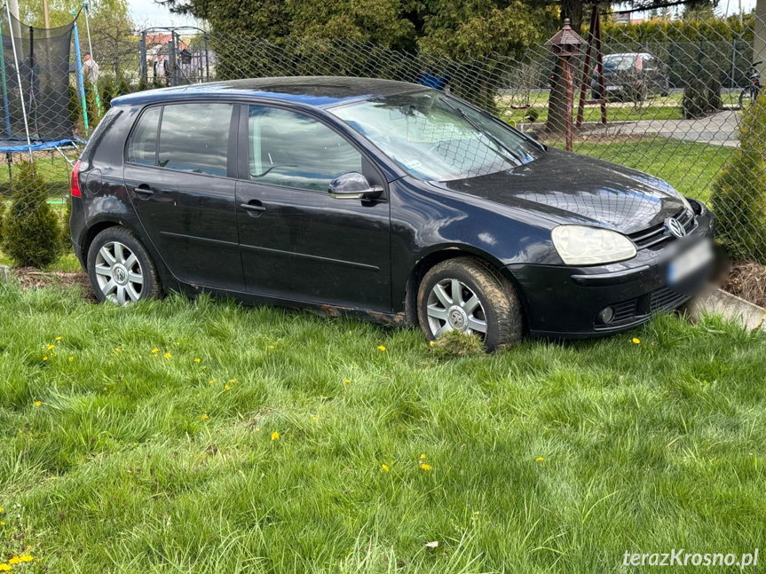 Pijany 18-latek rozbił Volkswagena o ogrodzenie posesji w Jedliczu