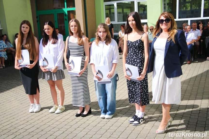 Już wakacje! Zakończenie roku szkolnego w Naftówce [ZDJĘCIA]