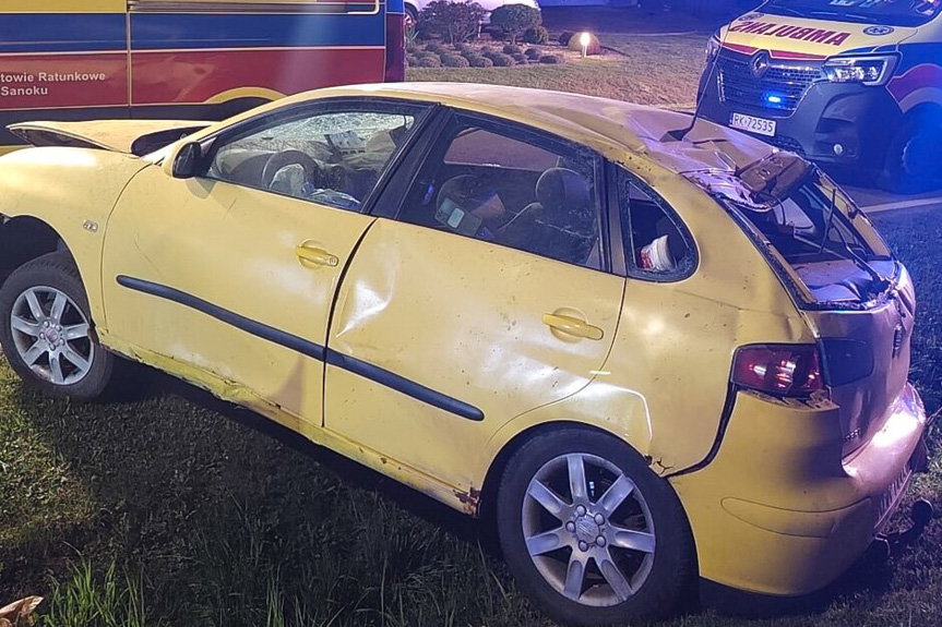 Dachowanie seata na drodze powiatowej. Kierowca bez uprawnień