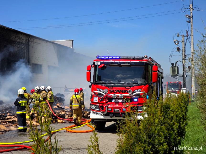 Pożar składu kartonów i hali w Krościenku Wyżnym