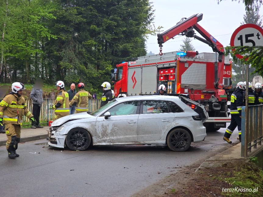 Wypadek w Lubatówce. Audi w rzece, cztery osoby trafiły do szpitala