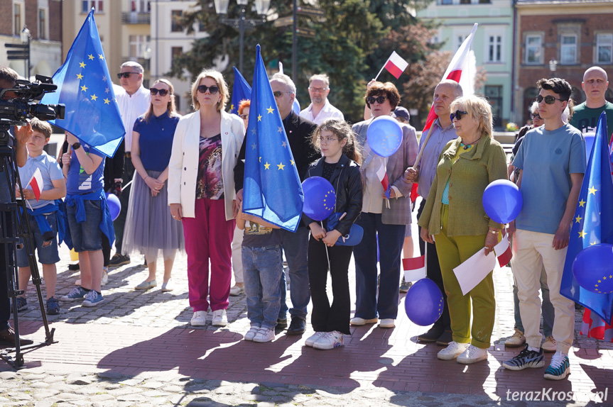 Polska flaga i unijne gwiazdki na torcie. Majówka z Europą w Krośnie