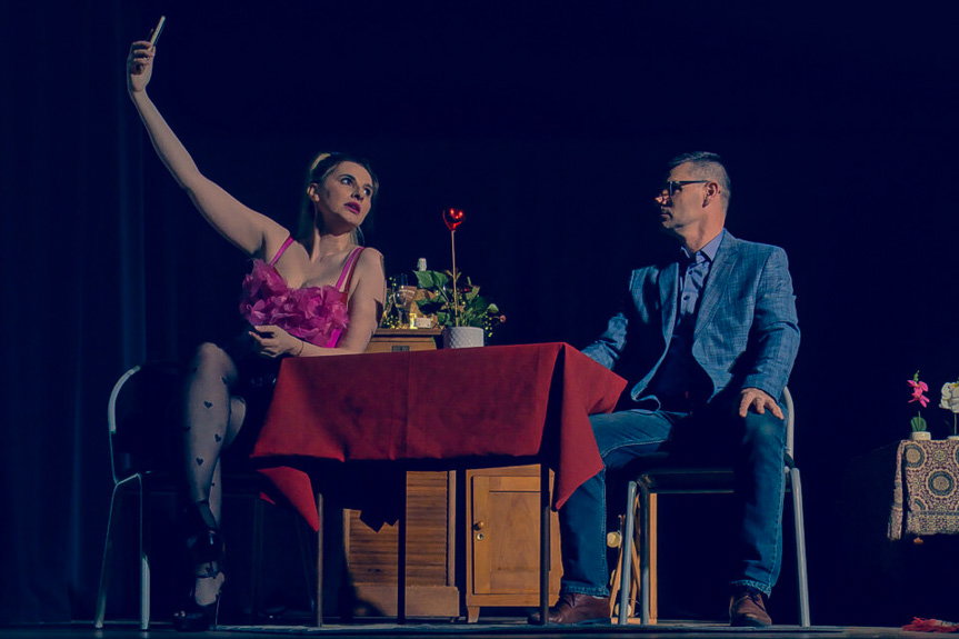 Komedia z refleksją w tle - "Co z tym love?" na scenie w Korczynie