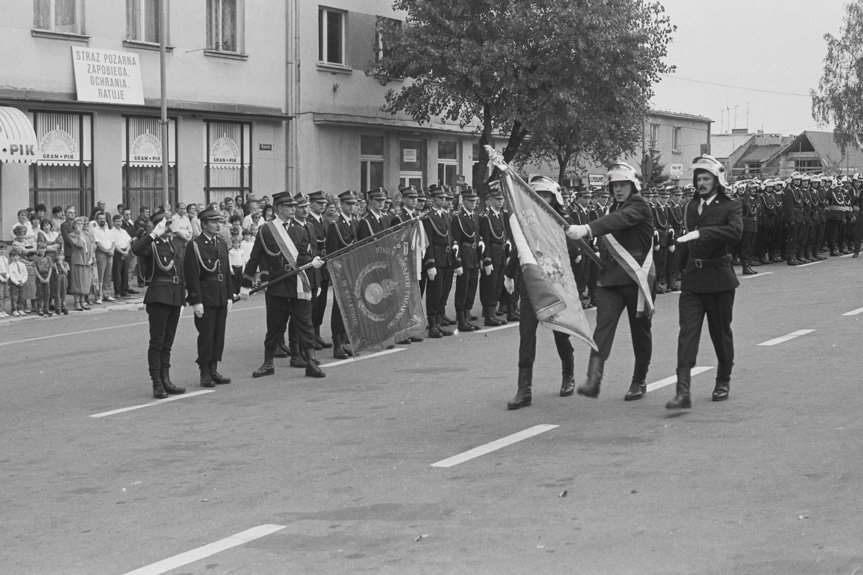 Sztandar dla strażaków z Brzozowa. Tak było w 1994 roku [ZDJĘCIA]