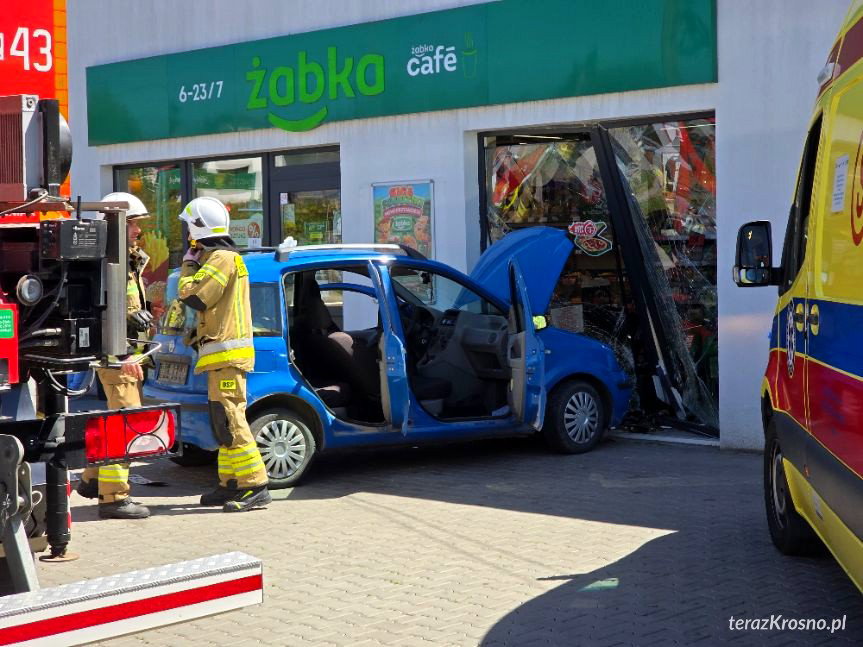 Korczyna. Samochód uderzył w budynek