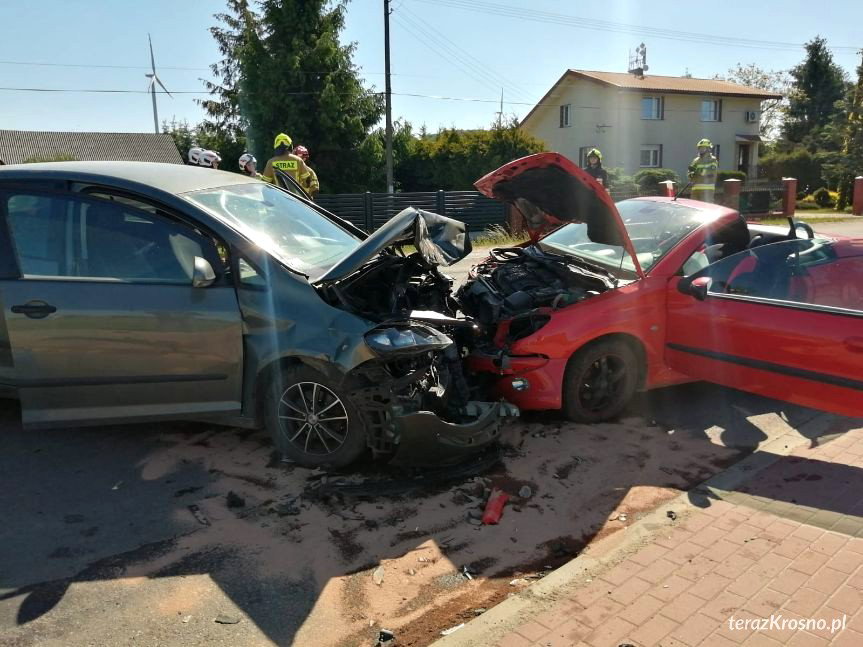 Wypadek w Milczy. Czołowe zderzenie dwóch samochodów